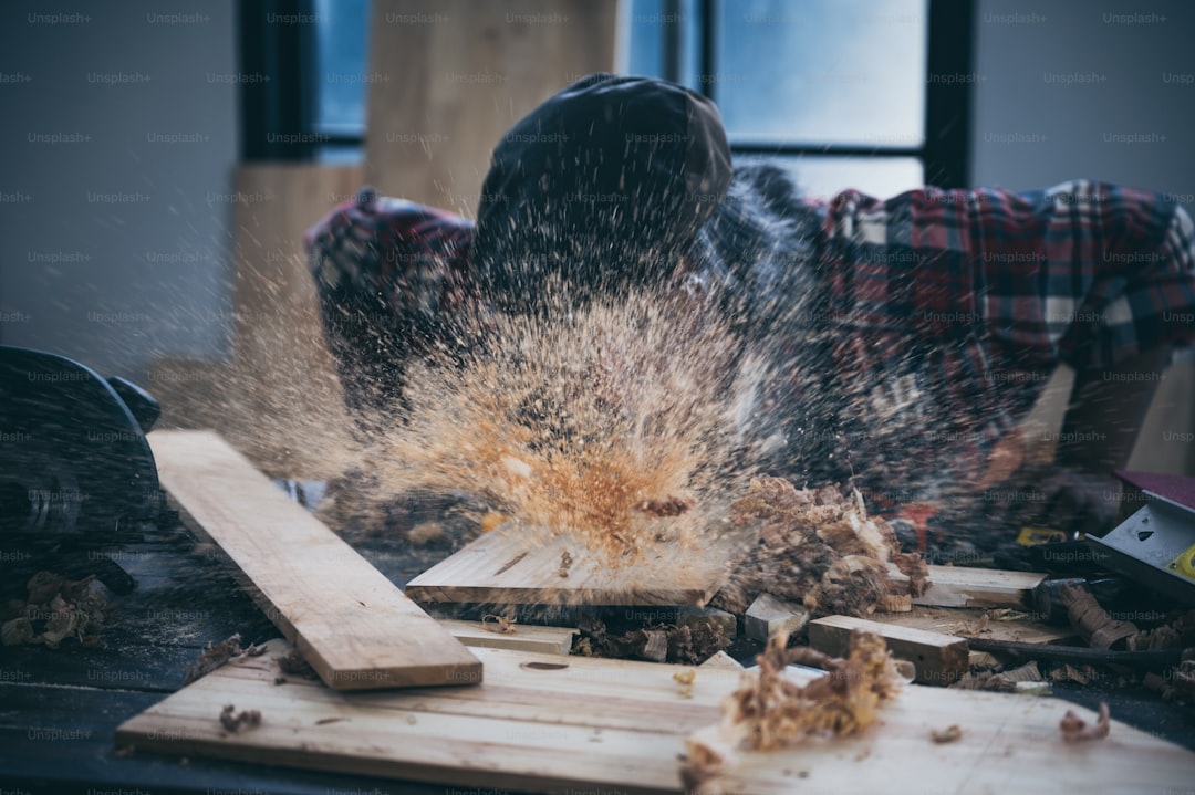 Atelier menuiserie avec outils et etabli en bois