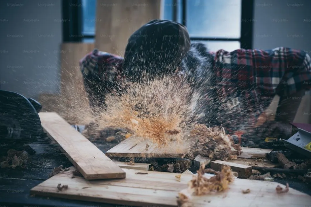 Atelier menuiserie avec outils et etabli en bois