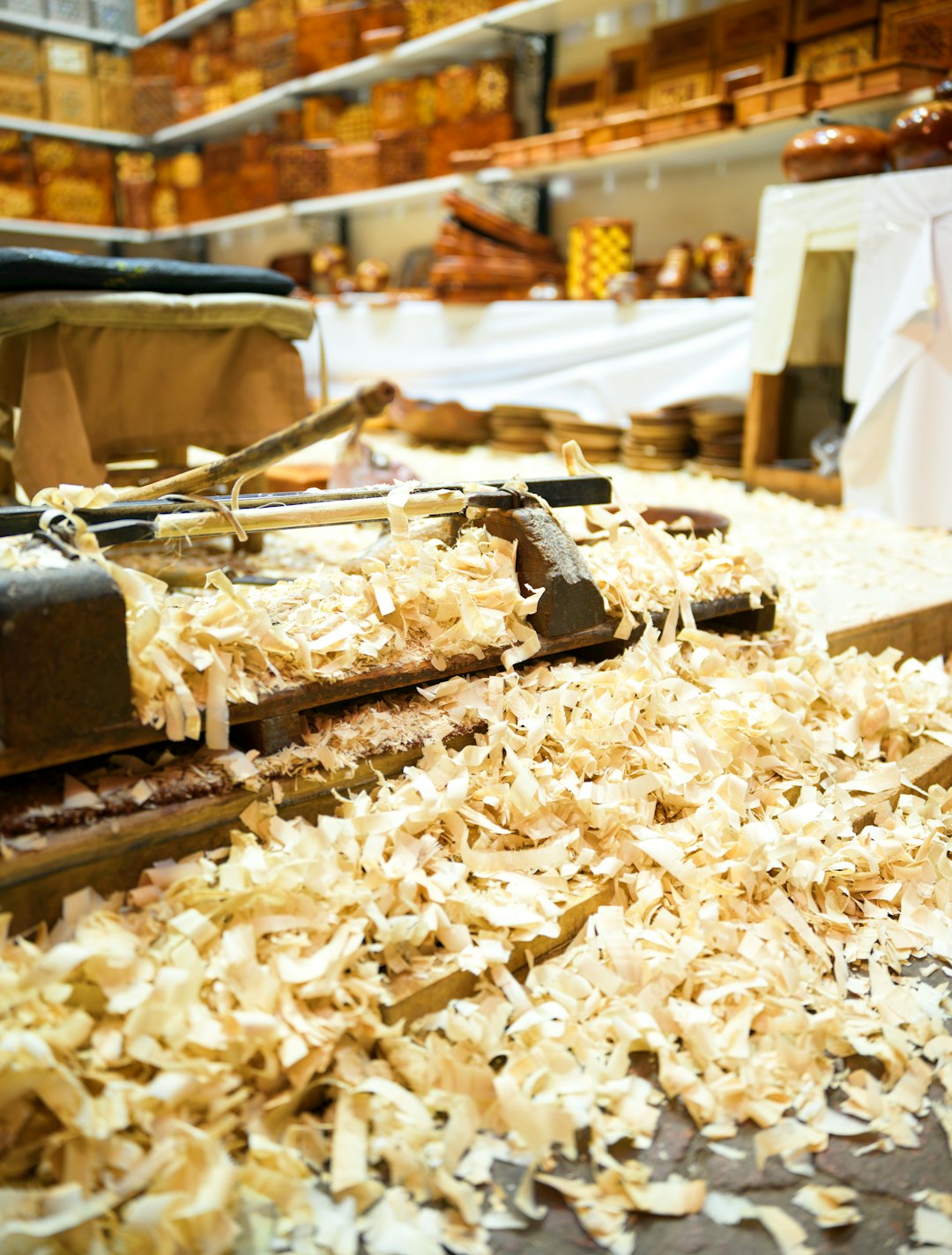 Copeaux de bois sur un etabli d'artisan menuisier