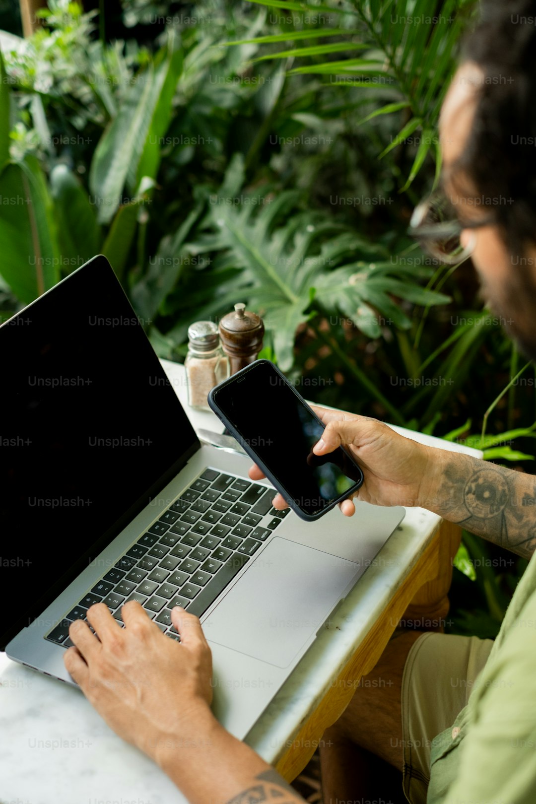 Artisan travaillant sur son site internet depuis un ordinateur portable
